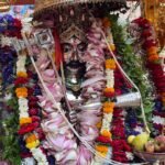 प्रकाशनार्थ* *विश्व में शांति, देश कल्याण हेतु भक्तों ने 71 वें ** शोभायात्रा में काशी के कोतवाल बाबा काल भैरव जी की प्रार्थना* *स्वर्णिम रथ पर निकली बाबा कालभैरव जी के स्वर्ण रजत पंचबदन प्रतिमा की शोभायात्रा* भक्वाराणसी 27जून। शुक्रवार को काशी के कोतवाल, बाबा काल भैरव जी खुद भक्तों को दर्शन देने और पीड़ा हरने के लिए नगर भ्रमण पर निकले। बाबा श्री कालभैरव जी के स्वर्ण रजत पंचबदन प्रतिमा की भव्य शोभायात्रा को देखने के लिए गलियों एवं सड़कों पर भक्तों का सैलाब उमड़ पड़ा। डमरूओं की गड़गड़ाहट के बीच भक्तों ने बाबा के रथ पर पुष्प वर्षा कर आशीर्वाद लिया। बाबा ने नगर भ्रमण के दौरान भक्तों के दुख दर्द को सुना। इस दौरान स्वर्णकार क्षत्रिय कमेटी की ओर से बाबा की गई भव्य आरती और विश्व शांति व देश के कल्याण के लिए की गई प्रार्थना। शुक्रवार को स्वर्णकार क्षत्रिय कमेटी द्वारा सन् 1954 से निकाली जा रही बाबा कालभैरव जी के स्वर्ण रजत प्रतिमा की भव्य 71 वीं शोभायात्रा में पूर्वांचल व काशी के जनप्रतिनिधि, पीठाधीश्वर, सामाजिक व आध्यात्मिक संस्थाओं के प्रतिनिधि के साथ स्वर्णकार समाज के लोग तथा काशी की हजारों धर्म परायण जनता शामिल रही। शोभायात्रा का प्रारंभ बटुकों के मंत्रोच्चार, अनवरत शंखनाद से हुआ। शोभायात्रा चौखंभा स्थित काठ की हवेली पर अध्यक्ष कमल कुमार सिंह, महामंत्री सतीश कुमार सिंह, शोभायात्रा मंत्री जनार्दन वर्मा एवं कमेटी के पदाधिकारी सहित उपस्थित जन प्रतिनिधियों ने बाबा की आरती उतारी। शोभायात्रा में आगे ताशा बाजा के साथ ध्वजा पताका लिए श्रद्धालु चल रहे थे। 11 छतरी युक्त घोड़ों पर देव स्वरूप धारण किए उनके गणों के साथ बैंड बाजा और पाइप बैंड की धुनों के साथ टोली निकली। शोभायात्रा में कमेटी के संस्थापक स्वर्गीय किशुन दास जी व स्वर्गीय भिखू सेठ जी की तस्वीर भी फूलों से सुसज्जित ट्रॉली पर चल रही थी, साथ में उनके परिजन भी चल रहे थे। माता काली, मां दुर्गा की प्रतिमाएं भी अपने करतब दिखाते हुए प्रदर्शन कर रही थीं। शोभायात्रा का मुख्य आकर्षण राम दरबार, राधा कृष्ण, शिव पार्वती, हनुमान जी की झांकी सहित अनेक देव स्वरूप शामिल रहे। इवेंट प्लानर के नीरज सेठ की टीम के कलाकार शोभायात्रा के दौरान संगीतमय भजन प्रस्तुत कर रहे थे, जिससे पूरे रास्ते भर भक्तिमय वातावरण का माहौल बना रहा। शोभायात्रा के में गोविंदेश्वर महादेव की झांकी आकर्षण का केंद्र रहा तथा टीम के सदस्य डमरूओं की गड़गड़ाहट से पूरे क्षेत्र को गुंजायमान कर रहे थे। शहनाई के साथ बाबा श्री काल भैरव जी की स्वर्ण रजत प्रतिमा स्वर्णिम रथ पर विराजमान थी। रास्ते भर भक्तों को प्रसाद का वितरण किया जा रहा था। शोभायात्रा अपने परंपरागत मार्ग चौखंभा स्थित काठ की हवेली से उठकर बीबीहटिया, जतनबर, विशेश्वरगंज, महामृत्युंजय, दारानगर, मैदागिन, बुलानाला, चौक, नारियल बाजार, गोविंदपुरा, ठठेरी बाजार, सोराकुआं, गोलघर होते हुए काल भैरव चौराहे पर पहुंचने पर वहां बाबा की भव्य आरती उतार कर प्रतिमा को मंदिर में प्रतिस्थापित किया गया। सायंकाल पंडित श्री जय कृष्ण दीक्षित जी के आचार्यतत्व में 11 भू देवों ने श्री राम मंदिर में बसंत पूजन किया। मंदिर में रात्रि 11:00 बजे महाआरती तक भक्तों को बाबा भव्य श्रृंगार दर्शन प्राप्त होता रहा तथा मंदिर प्रांगण से प्रसाद का वितरण होता रहा। शोभायात्रा के दौरान विभिन्न स्वयंसेवी संस्थाओं ने लगभग 50 से ज्यादा स्थानों पर बाबा के शोभायात्रा का स्वागत तथा आरती पूजन किया और लोगों को शीतल पेय व अल्पाहार उपलब्ध कराया। कुछ स्थानों पर भक्तों व झांकी के कलाकारों को फलाहार भी वितरित किया जा रहा था। इस दौरान कमेटी के पदाधिकारी गण पारंपरिक केसरिया पगड़ी धारण किए हुए थे। शोभायात्रा के पूर्व गुरुवार को ही कमेटी के संरक्षक श्यामसुंदर सिंह के नेतृत्व में अनुज गौतम, संदीप सेठ, जितेंद्र सेठ, संजय सेठ, महेश सिंह, रविशंकर सिंह आदि ने रथ को तैयार किया। शोभायात्रा के संचालन व्यवस्था में शोभायात्रा मंत्री जनार्दन वर्मा के साथ नागरिक सुरक्षा कोतवाली प्रखंड के स्वयं सेवक वॉकी टॉकी लेकर कमेटी के पदाधिकारियों के साथ कुशल व व्यवस्थित सहयोग किया। सूचना मंत्री संदीप सेठ के नेतृत्व में 15 सदस्यीय परिवारक दल बाबा के रथ का संचालन रहे थे। शोभायात्रा के दौरान कमेटी की ओर से मंदिर परिसर तथा आस-पास सभी मार्गों को विभिन्न प्रकार के फूल पत्तियों तथा विद्युत झालरों से आकर्षक ढंग से सजाया गया था। *शोभायात्रा के अवसर पर इनका हुआ सम्मान* मीडिया संयोजक कैलाश सिंह विकास तथा किशोर सेठ के अनुसार शोभायात्रा के दौरान मुख्य रूप से पातालपुरी पीठाधीश्वर श्रीमद् जगतगुरु बालक देवाचार्य जी महाराज, राज्यमंत्री (स्वतंत्र प्रभार) रविंद्र जायसवाल, राज्यमंत्री (स्वतंत्र प्रभार) डॉ दयाशंकर मिश्र दयालु, महापौर अशोक कुमार तिवारी, मनीष वर्मा (सी. जे. एम.), भाजपा महानगर अध्यक्ष प्रदीप अग्रहरी, विधायक एवं पूर्व मंत्री डॉ नीलकंठ तिवारी, ईश्वर दयाल सिंह सेठ, पाषर्द गण रीता सेठ, संजय विश्वंभरी, लकी भारद्वाज, कनकलता मिश्रा, इंद्रेश सिंह, संजय केशरी, अवनीश यादव "विक्की", भैयालाल यादव, पूर्व पार्षदगण बृजकिशोर दास, रविशंकर सिंह, अशोक सेठ, संजय शाह, किशोर सेठ, मनोज सिंह, अजय सेठ "राजवीर", विपुल गुजराती, के साथ डॉ राजेंद्र त्रिवेदी "एडवोकेट", देवेंद्र सेठ आदि मौजूद रहे। सभी आमंत्रित अतिथियों को अंग वस्त्रम प्रदान कर स्वागत व अभिनंदन किया गया। *इनकी भी रही मौजूदगी* अंबरीश सिंह भोला, दिलीप सिंह, बलदेव सेठ, महामृत्युंजय मंदिर महंत किशन दीक्षित, शिवगोपाल सर्राफ, कमलेश चन्द्र वर्मा, राकेश वर्मा, सुमित वर्मा 'चन्दू', सत्यनारायण सेठ, विजय चौधरी, राजेश कुमार सिंह, पूरन सेठ, अन्ना मोरे आदि। शोभायात्रा में कमेटी परिवार से घनश्याम दास, गंगाराम जी, सरोज सेठ, विनोद कुमार सेठ, श्याम सुंदर सिंह, रवि सर्राफ, कृष्ण कुमार सेठ, मुरली मनोहर सिंह, डाॅ. कैलाश सिंह विकास, नरसिंह दास, रविशंकर सिंह, अशोक वर्मा, दुर्गा प्रसाद एडवोकेट, देवकांत वर्मा, शैलेश चंद्र वर्मा, घनश्याम सेठ, अनुज गौतम, सत्य प्रकाश सेठ, श्याम कुमार सर्राफ, राजू वर्मा, प्रताप सिंह, अवधेश सेठ, अमित सोनी, जनार्दन वर्मा, विशाल सेठ, रवि शंकर सिंह, सुरेंद्र सेठ एडवोकेट, संदीप सेठ, आशीर्वाद सिंह, महेश सिंह, जितेंद्र सेठ, विक्रम सिंह, हनी सेठ, कृष्ण कुमार पवार, किशन सेठ, अजीत सोनी, श्याम जी सेठ, मनोज सेठ, संजय वर्मा, सर्वेश वर्मा, अनूप गौतम, कन्हैयालाल सेठ, राजेश सोनी, नीरज सेठ, विनोद सेठ, राम प्रकाश लाले, किशन सेठ सहित हजारों लोग शामिल रहे।