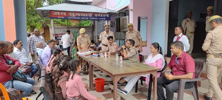 भदोही।औराई में महिला सशक्तिकरण और साइबर अपराध जागरूकता पर कार्यक्रम आयोजित किए गए। थाना समाधान दिवस पर तीन बच्चियों को प्रतीकात्मक रूप से एसडीएम और क्षेत्राधिकारी की जिम्मेदारी दी गई।